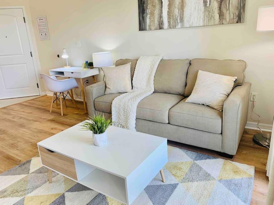 Walking Distance From Universal One Bedroom Apartment *