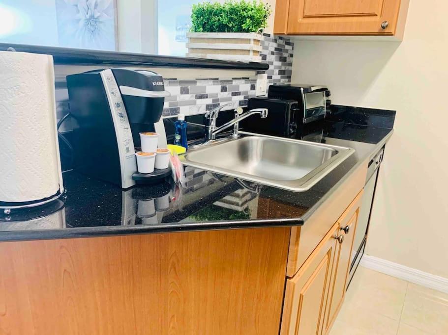 Apartment Walking Distance From Universal One Bedroom *
