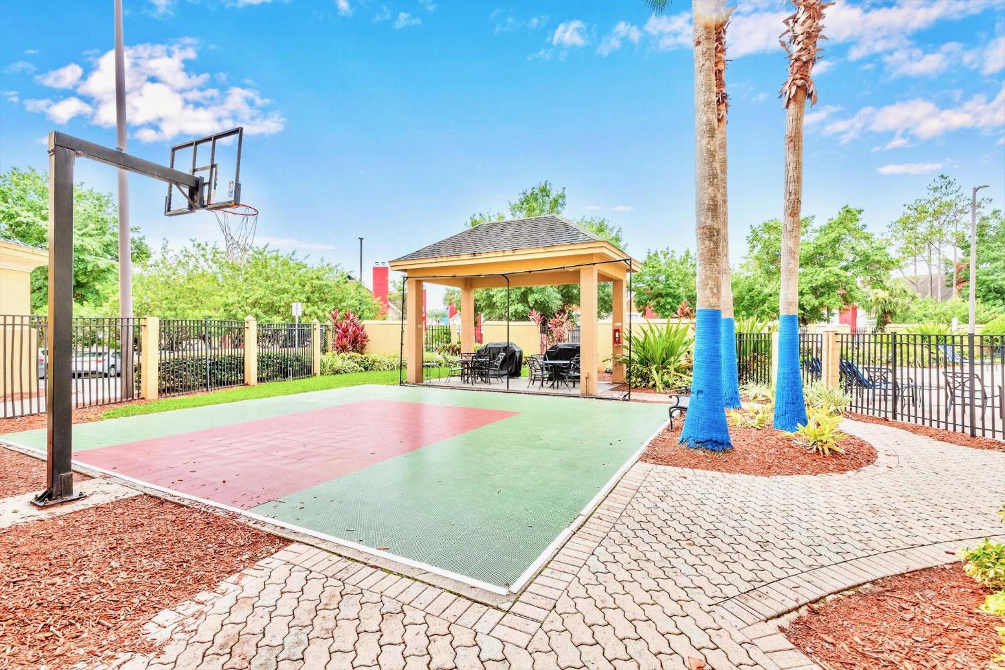 Near Universal With Pool Apartment *