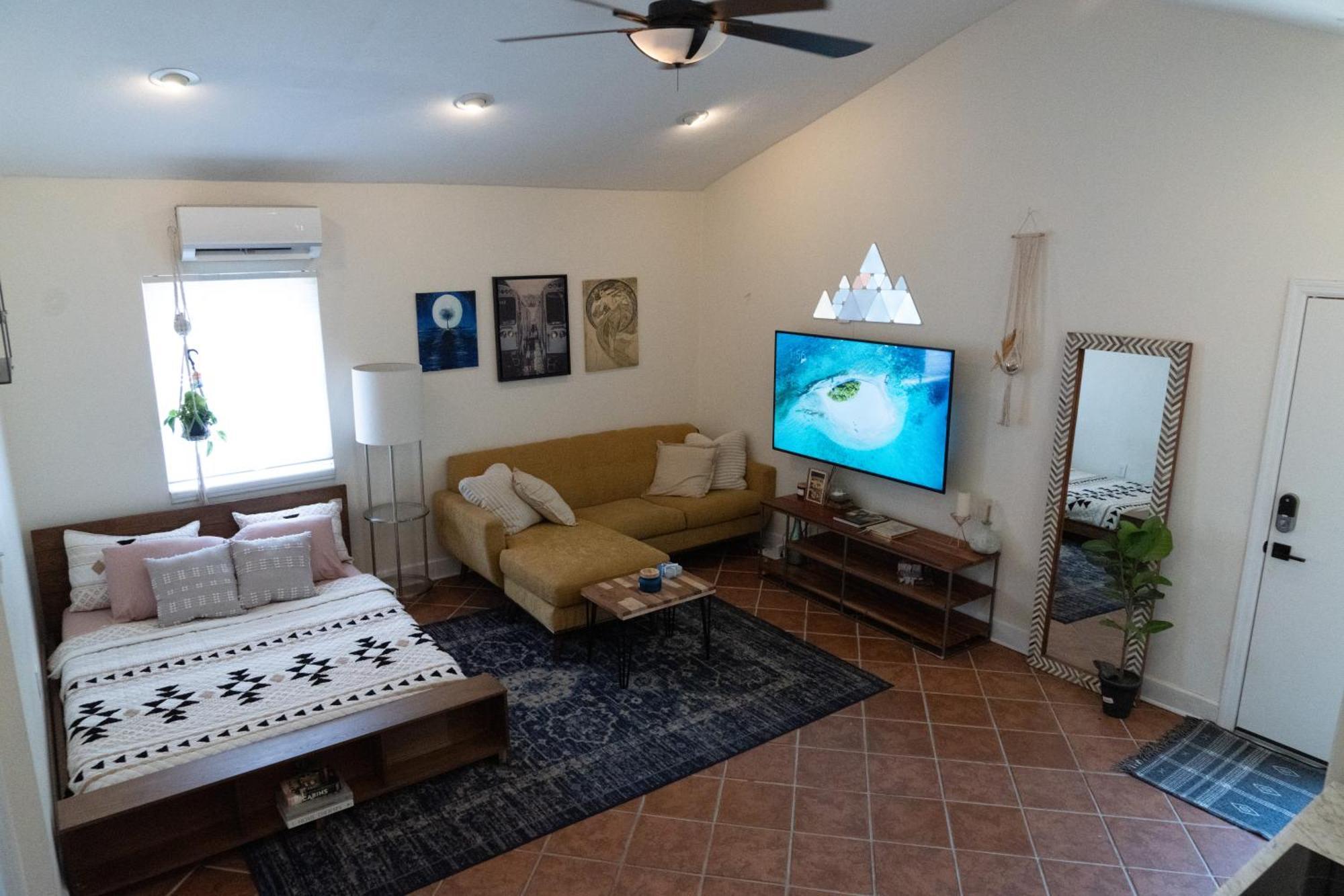 Lofty Dreams B&b, Near & Universal Holiday home *