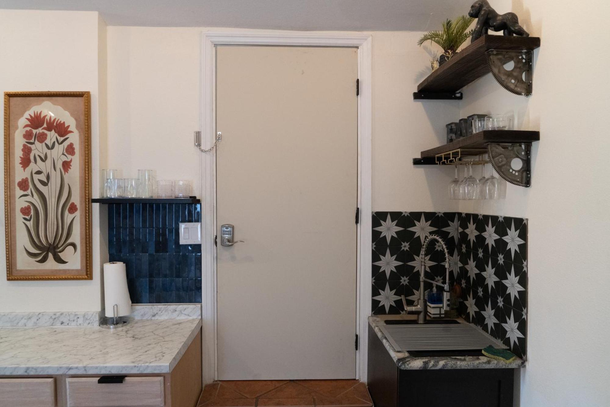 Lofty Dreams B&b, Near & Universal *