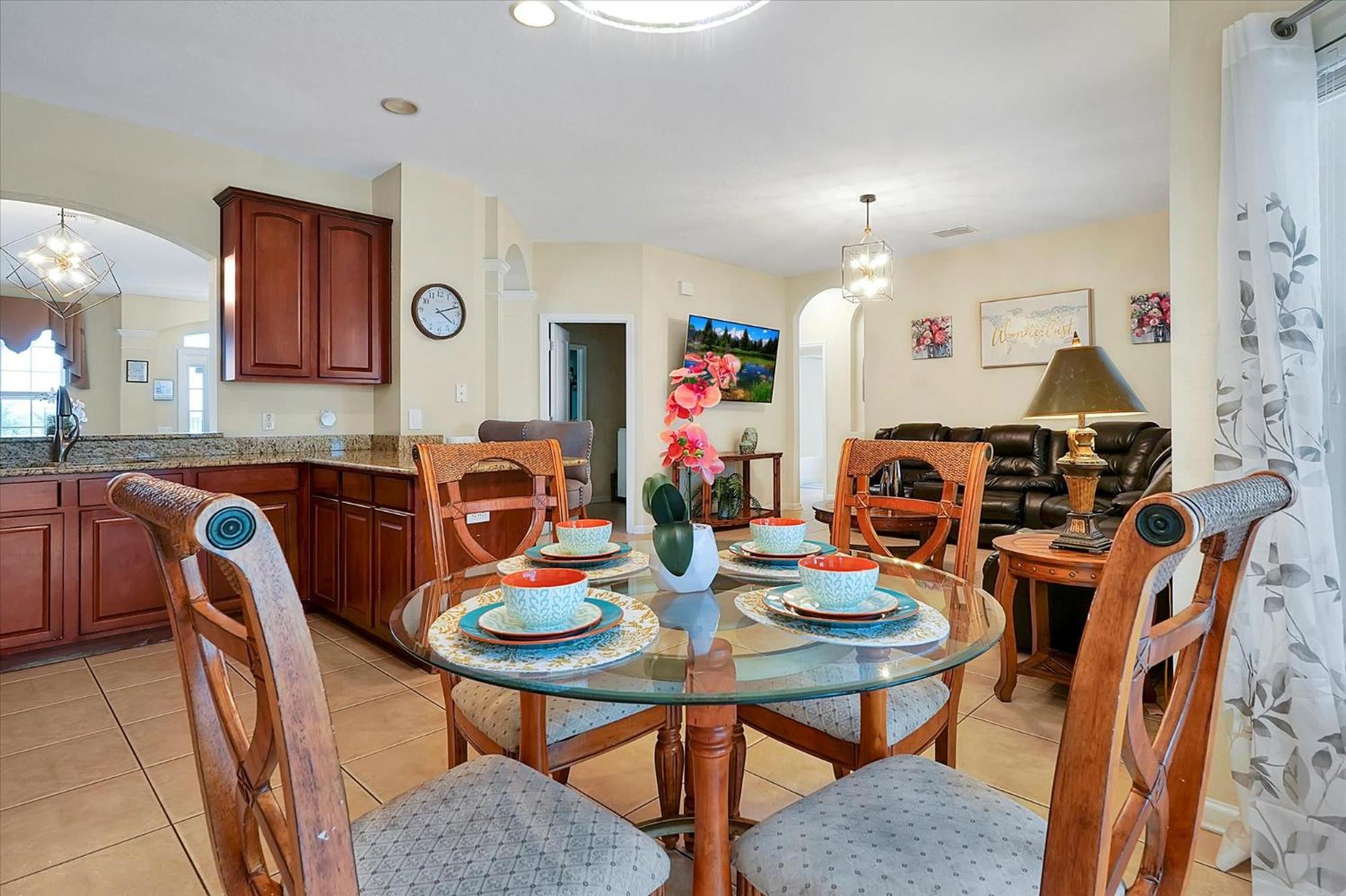 Large Pool In Windsor Hills *