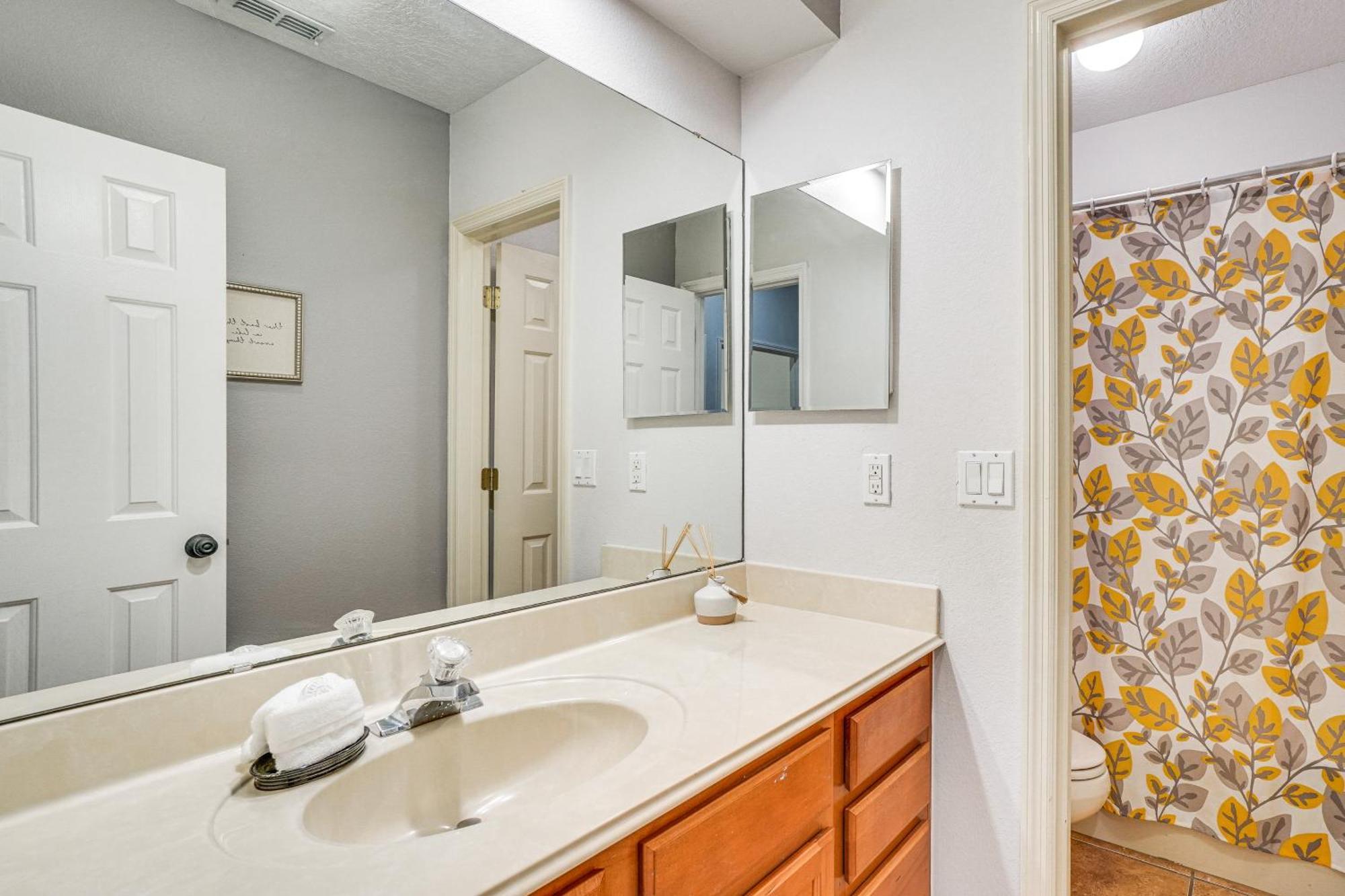 Spacious With Community Amenities! Holiday home
