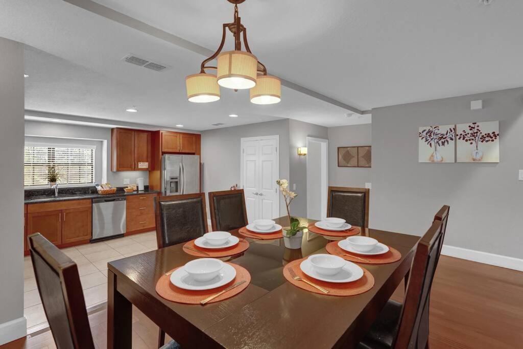 Beautiful 4br Family Townhome At Area Holiday home *
