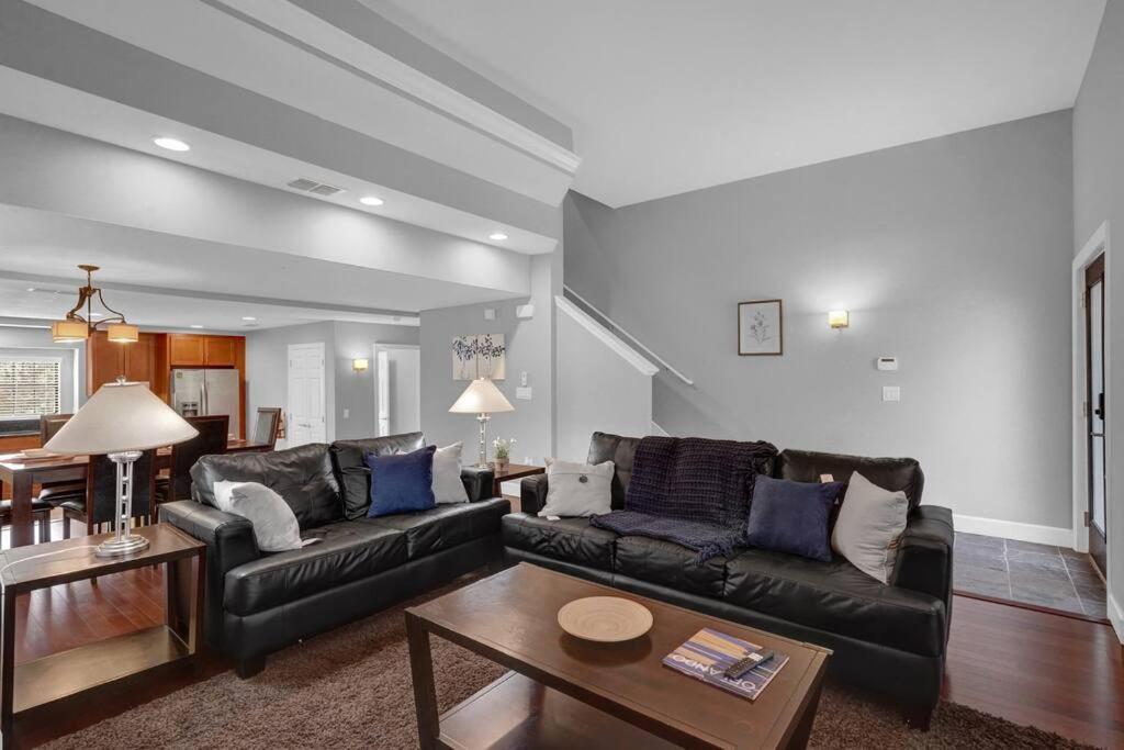 Beautiful 4br Family Townhome At Area Holiday home *
