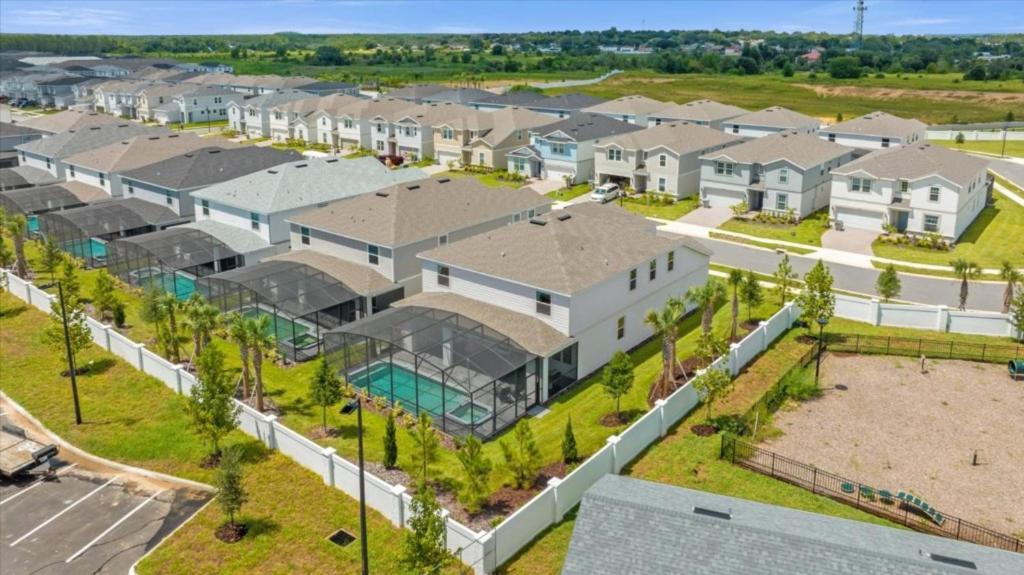 8 Bedrooms- 6 Bathrooms- Windsor Cay 16275sk *