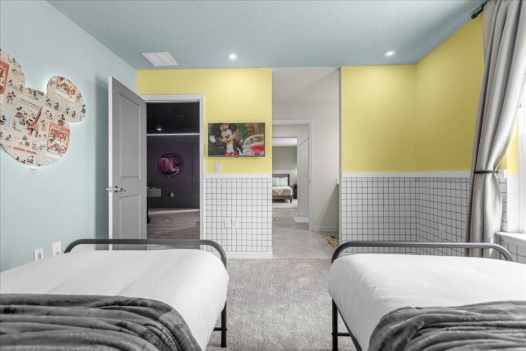 8 Bedrooms- 6 Bathrooms- Windsor Cay 16275sk Holiday home