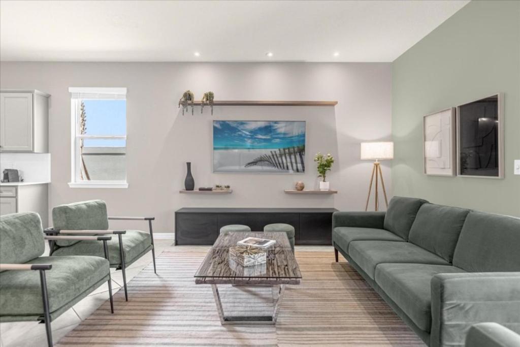 8 Bedrooms- 6 Bathrooms- Windsor Cay 16275sk