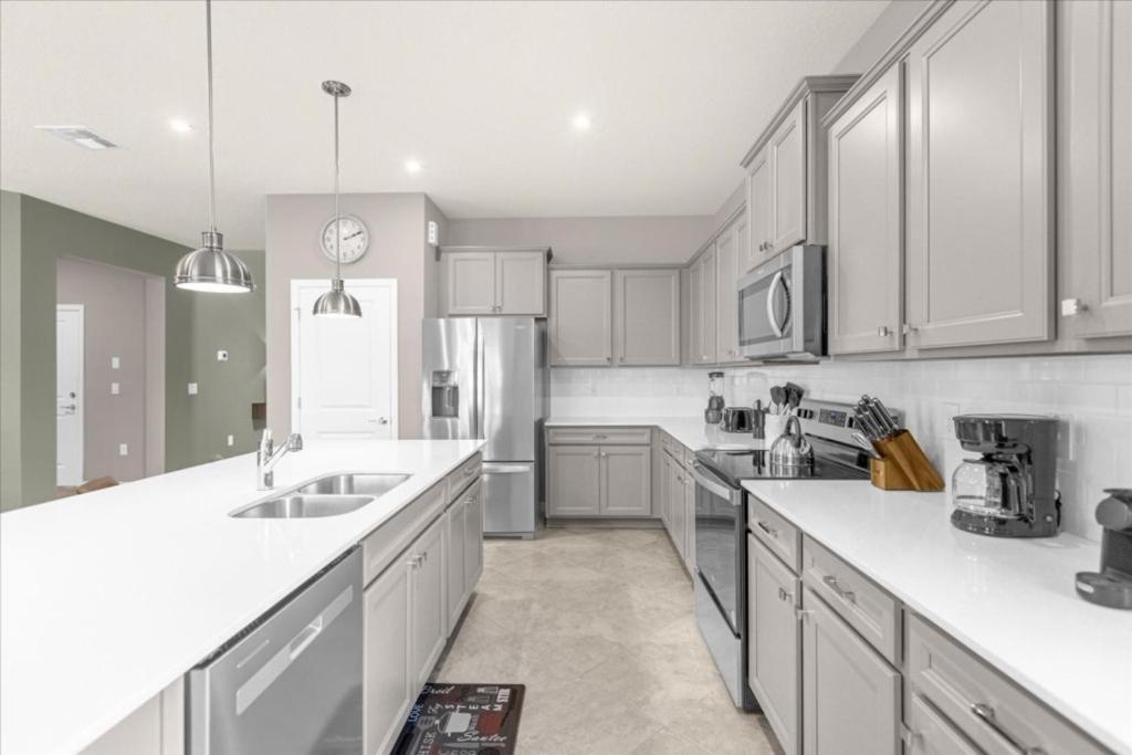 Holiday home 8 Bedrooms- 6 Bathrooms- Windsor Cay 16275sk *