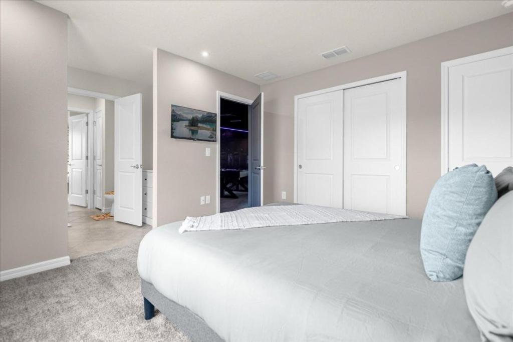 8 Bedrooms- 6 Bathrooms- Windsor Cay 16275sk