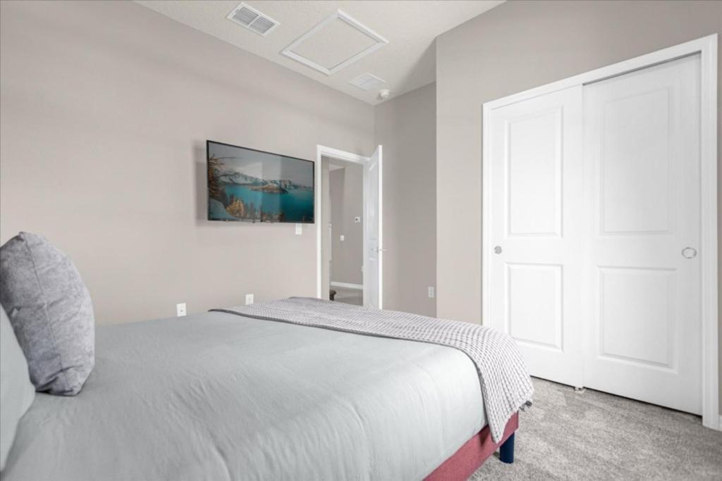 8 Bedrooms- 6 Bathrooms- Windsor Cay 16275sk
