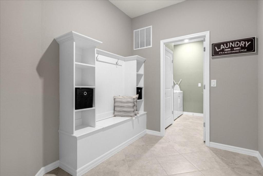 8 Bedrooms- 6 Bathrooms- Windsor Cay 16275sk Holiday home *