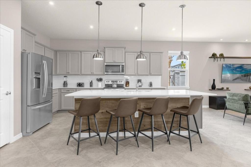 Holiday home 8 Bedrooms- 6 Bathrooms- Windsor Cay 16275sk *