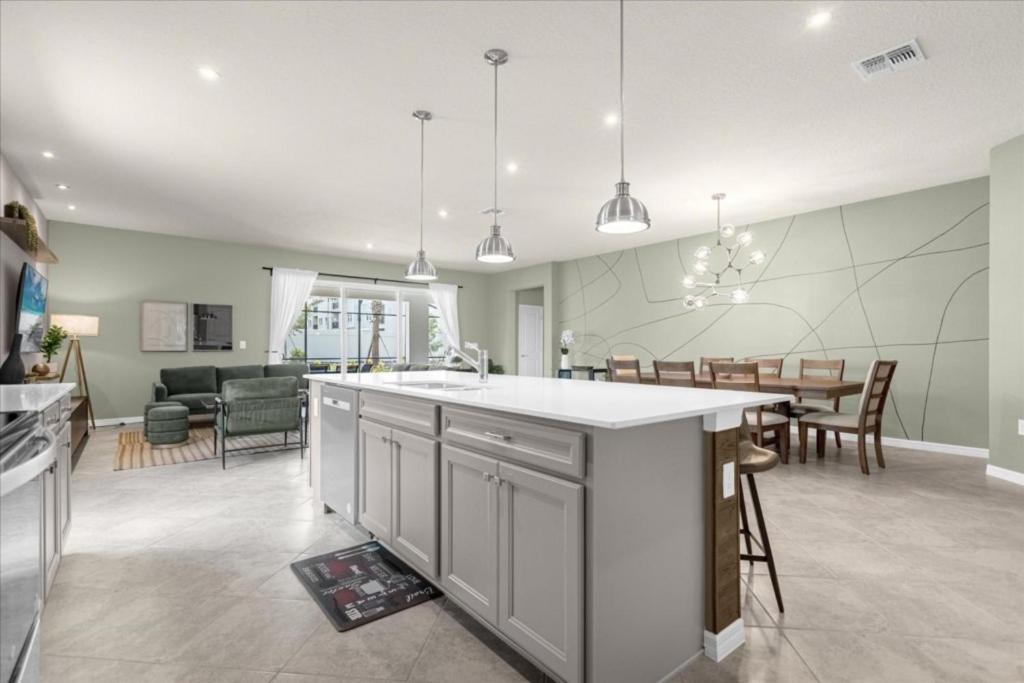 8 Bedrooms- 6 Bathrooms- Windsor Cay 16275sk