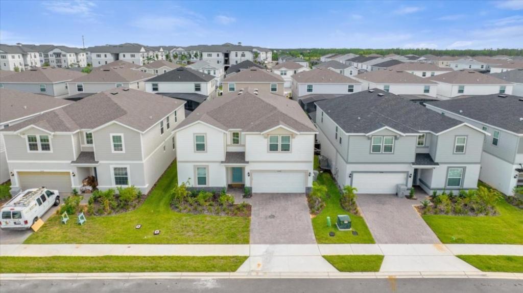 10 Bedrooms- 8 Bathrooms- Windsor Cay 16340 Sk *