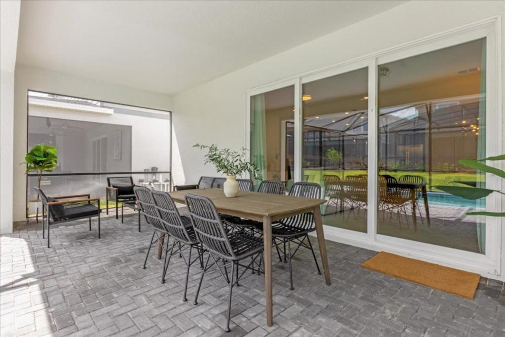 10 Bedrooms- 8 Bathrooms- Windsor Cay 16340 Sk Holiday home