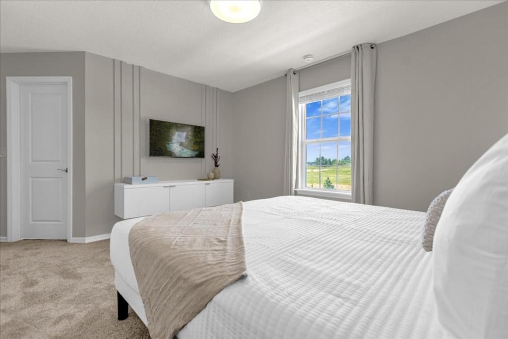 10 Bedrooms- 8 Bathrooms- Windsor Cay 16340 Sk *