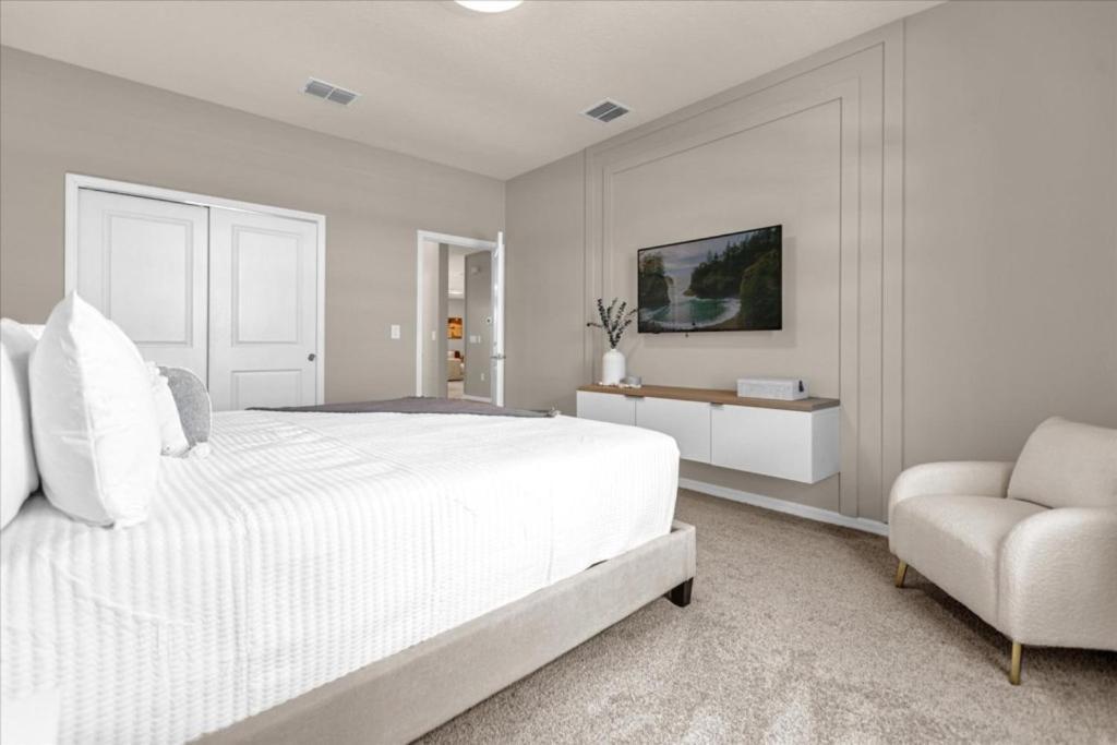 10 Bedrooms- 8 Bathrooms- Windsor Cay 16340 Sk