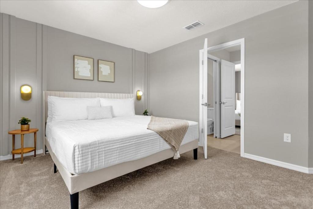 10 Bedrooms- 8 Bathrooms- Windsor Cay 16340 Sk Holiday home *