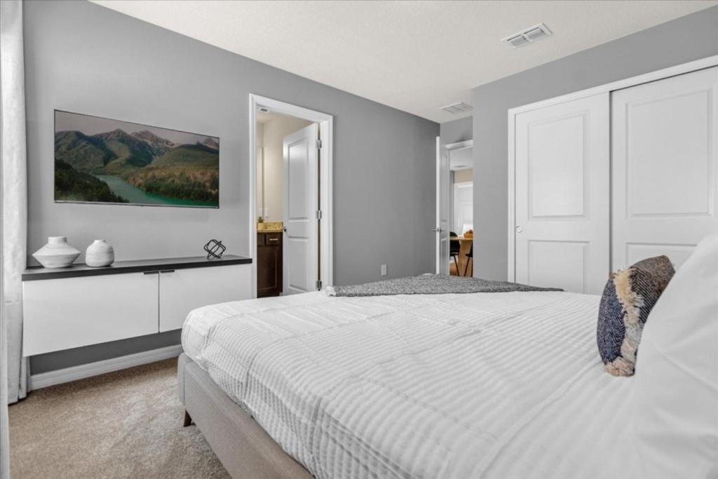 10 Bedrooms- 8 Bathrooms- Windsor Cay 16340 Sk Holiday home *