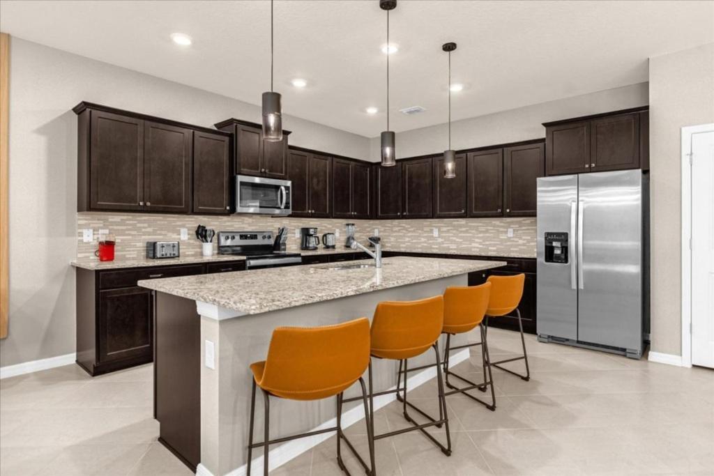 10 Bedrooms- 8 Bathrooms- Windsor Cay 16340 Sk Holiday home *