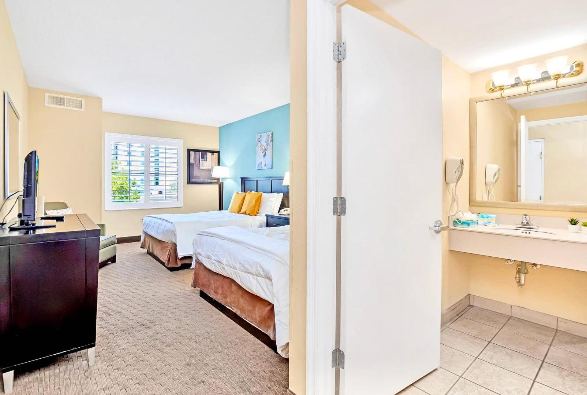 Inn With Pool Hot Tub - Near Universal