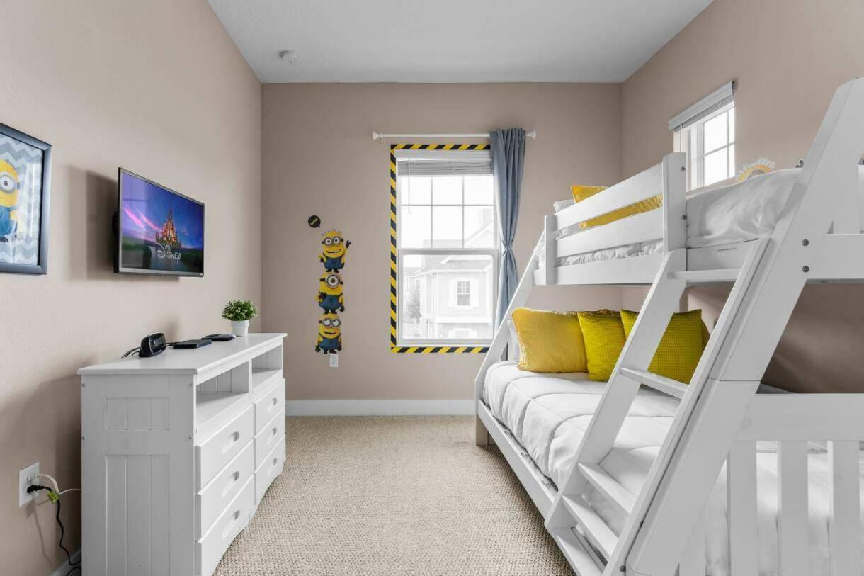 5-suite Escape: Minutes From The Magic Holiday home *