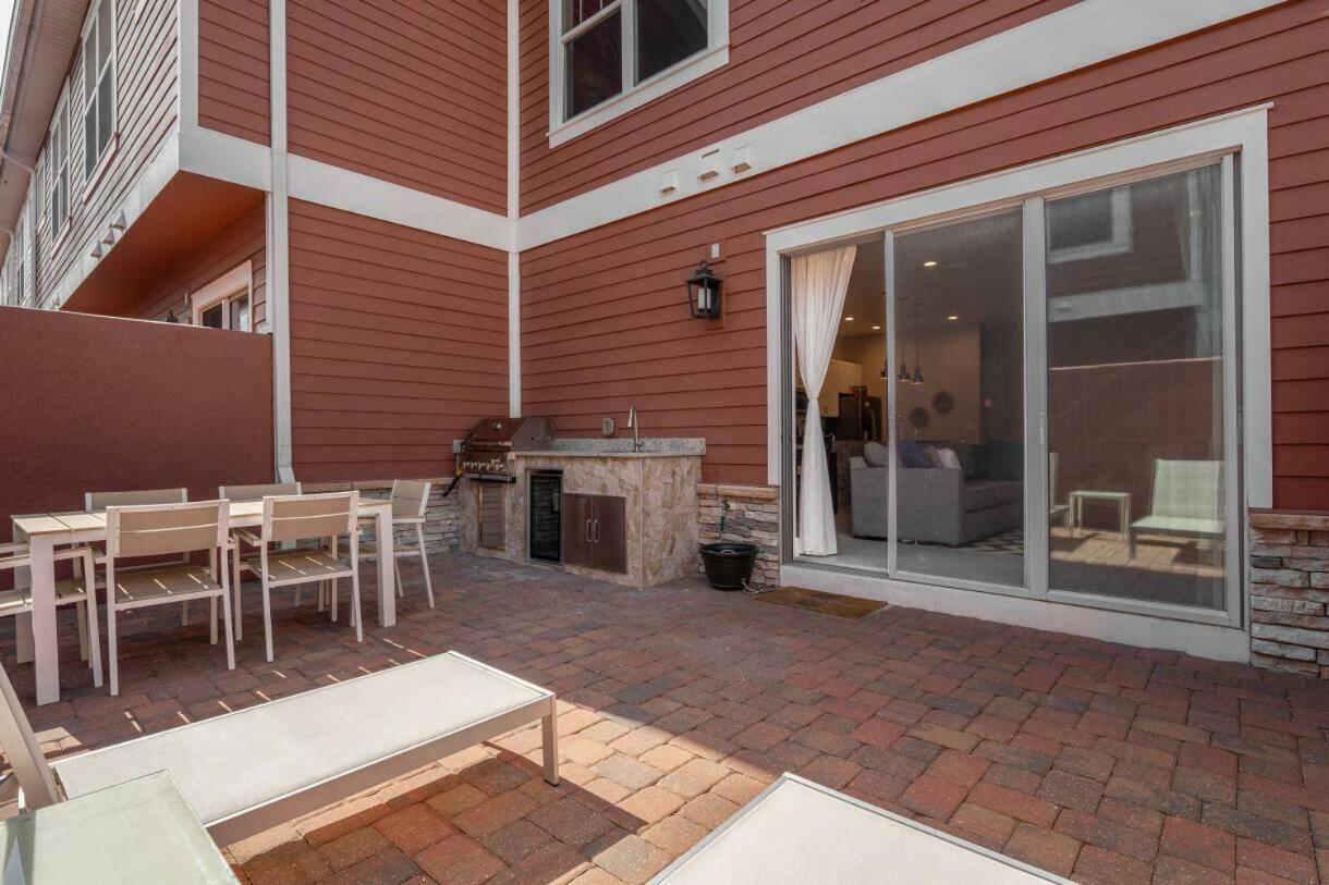 5-suite Escape: Minutes From The Magic Holiday home