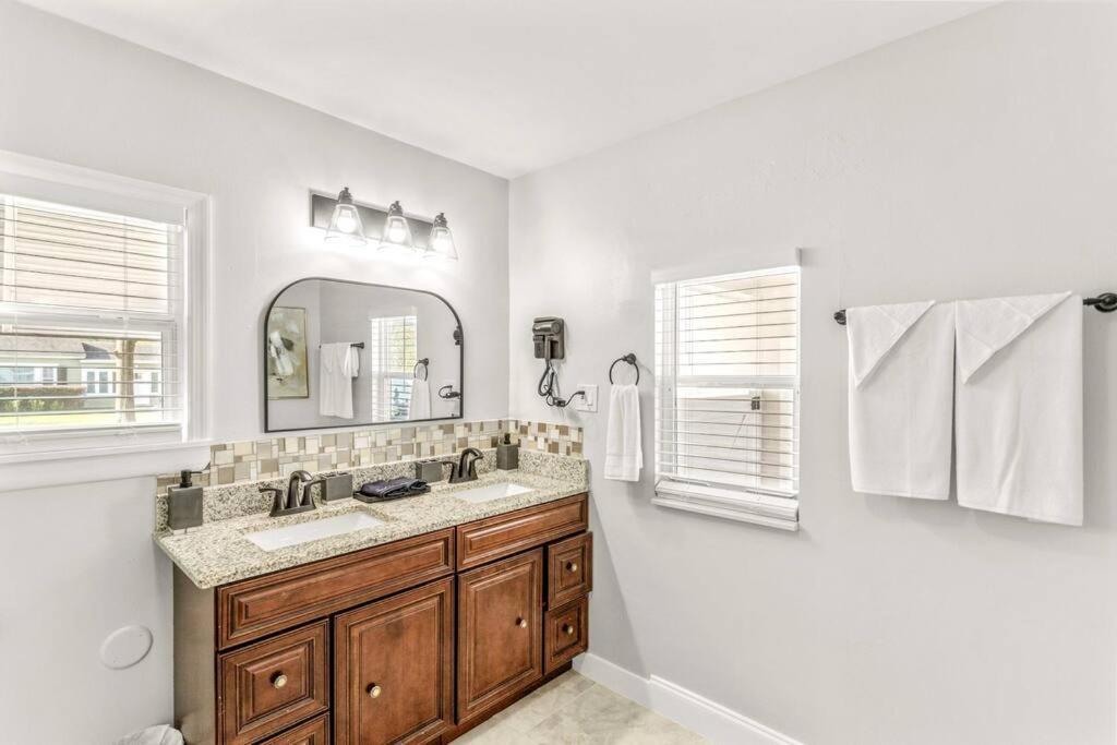King Bd Charming 2-storey W Privateyard