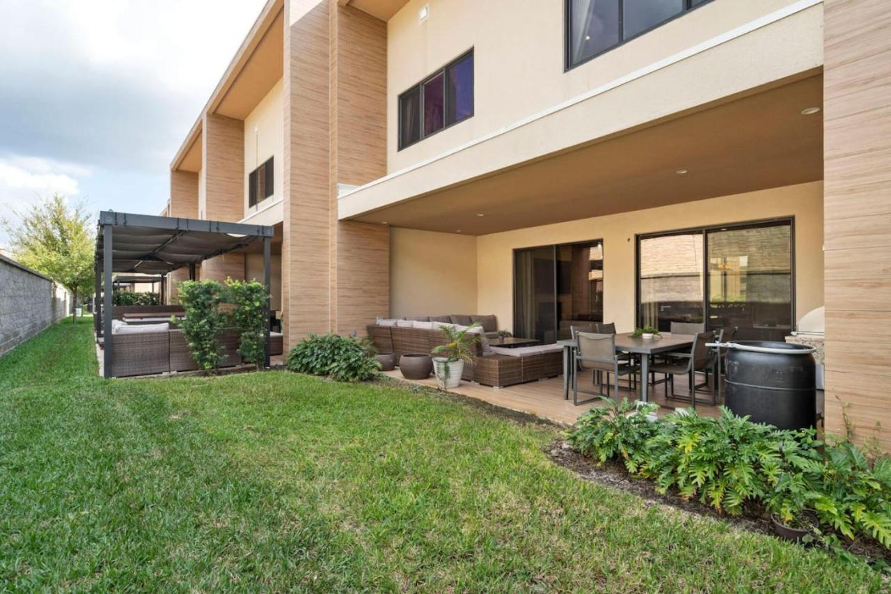 3 Bedroom 4 Bathroom Magic Village 3099 *