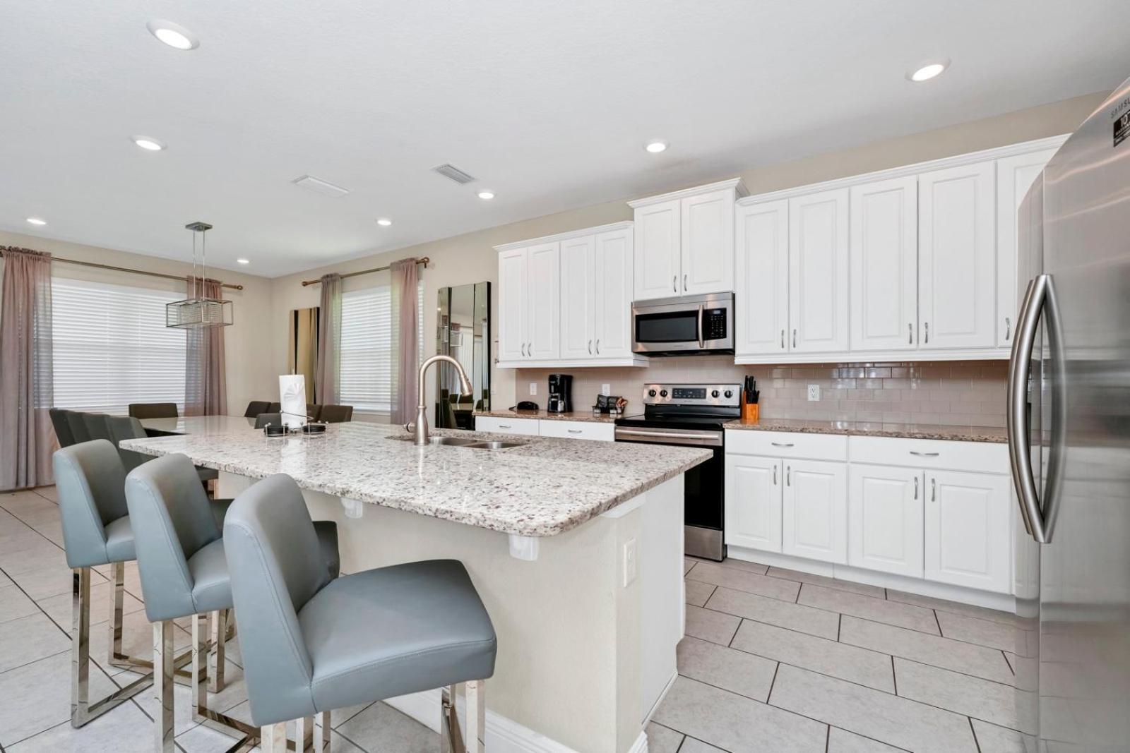 Gleaming By Rentyl With Theater Near - 209s Holiday home *
