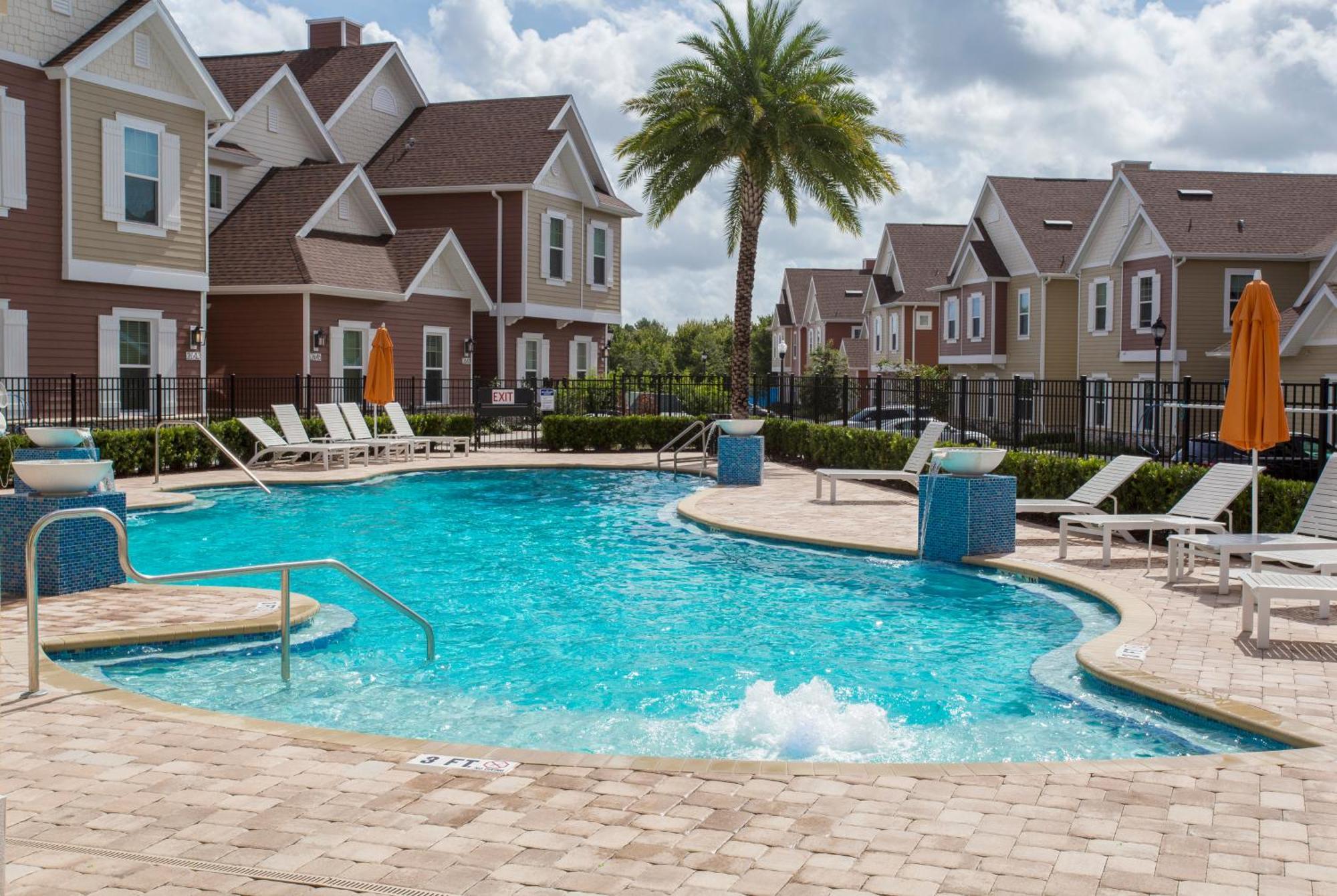 Themed House 5 Min To Parks, Heated Pool, Jacuzzi, Gym And *