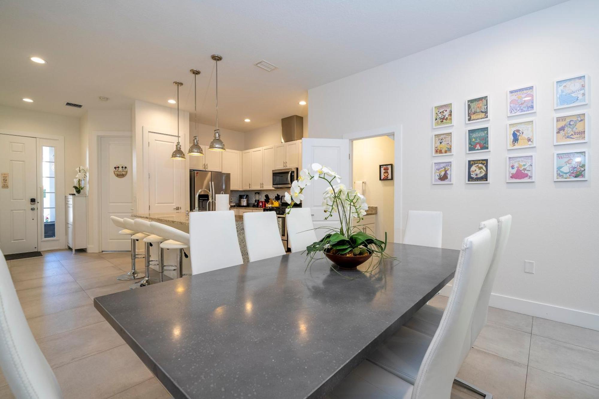 Themed House 5 Min To Parks, Heated Pool, Jacuzzi, Gym And