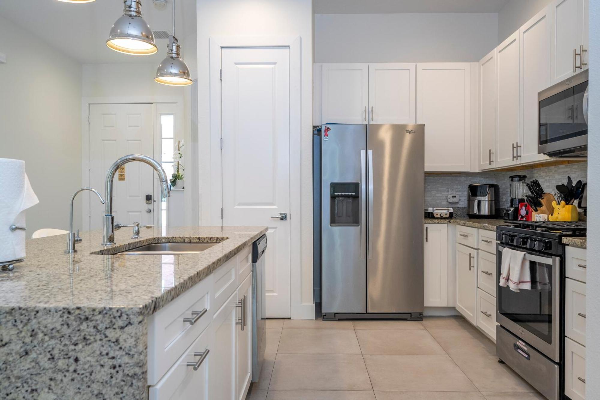 Themed House 5 Min To Parks, Heated Pool, Jacuzzi, Gym And Holiday home Orlando