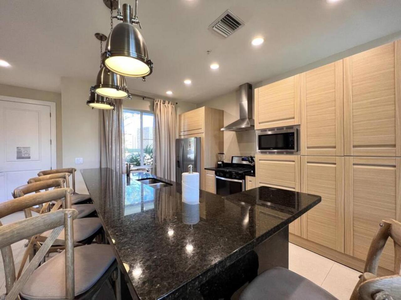 7664 - Beautiful 3 Bedroom Townhouse By
