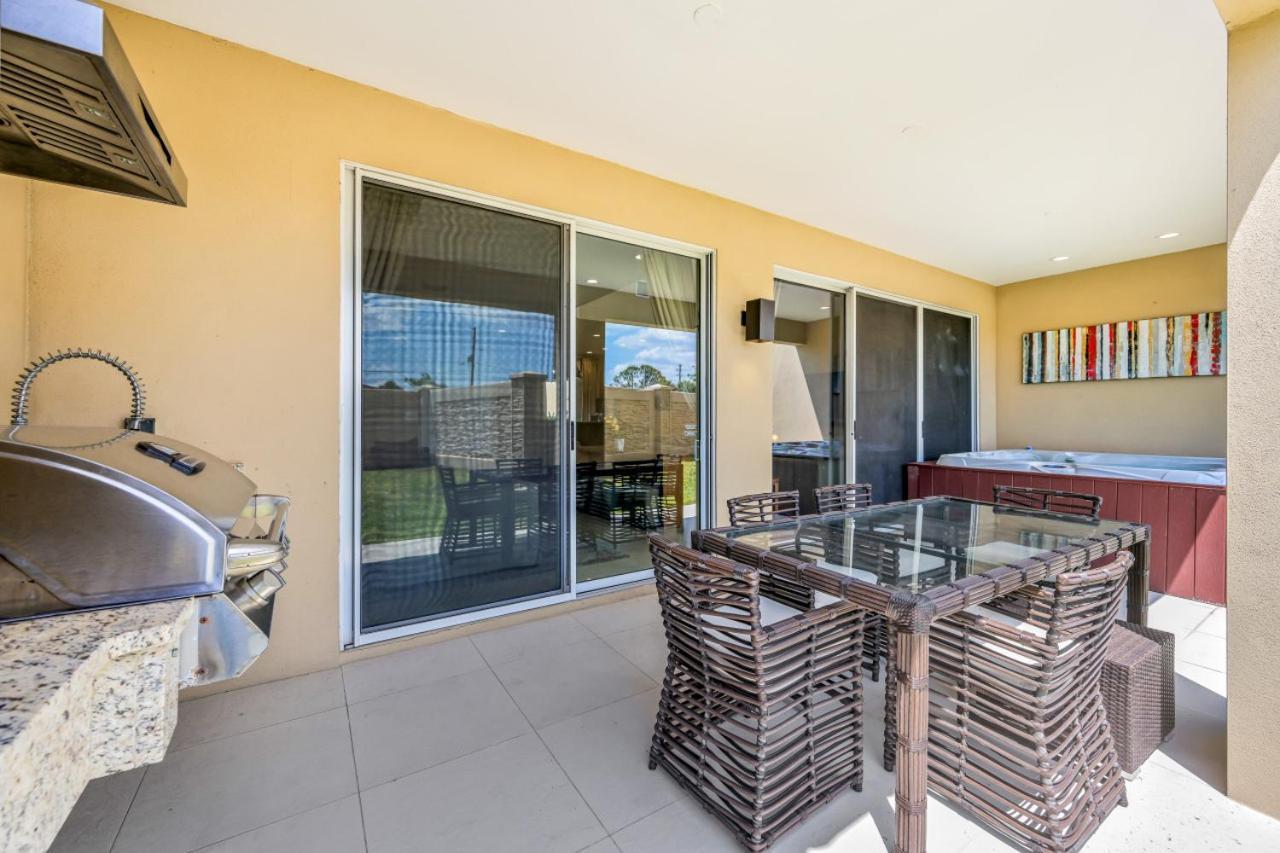 7664 - Beautiful 3 Bedroom Townhouse By *