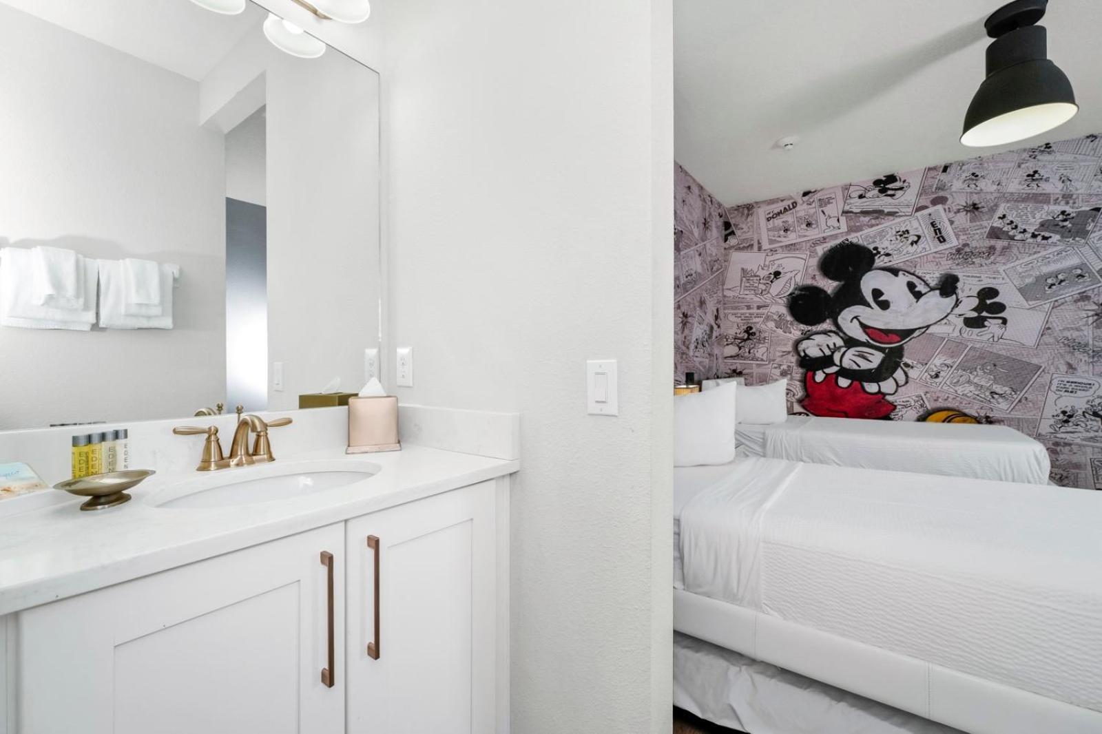 Holiday home Striking With Games & Outdoor Kitchen Near By Rentyl - 7742f Orlando
