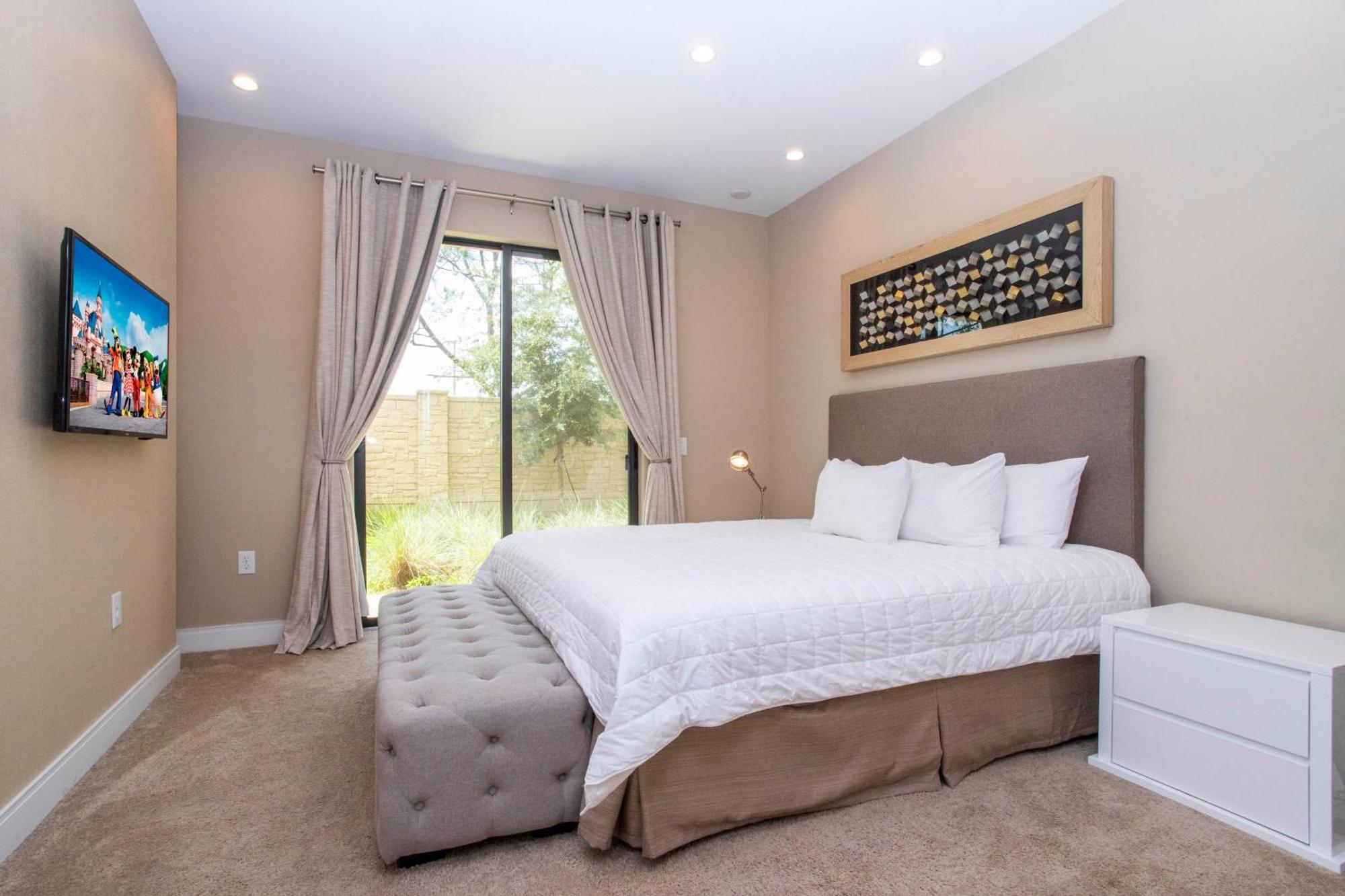 Luxury 4 Bedroom Close To Disney 7487 Holiday home *