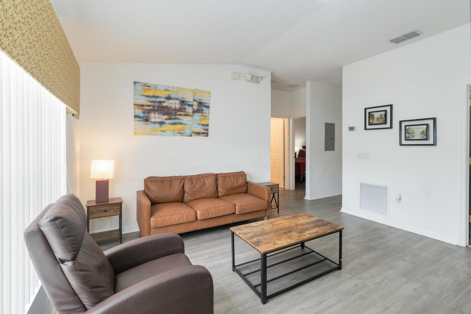 Huge Screened Patio That Overlooks Buck, Near Famous Attractions!! Apartment *