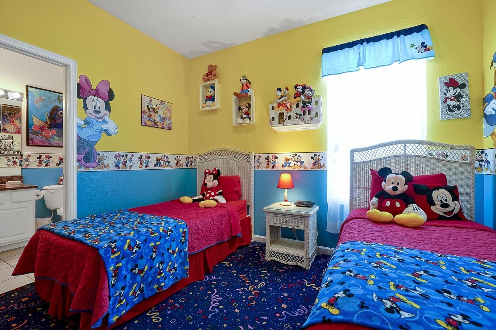 3 Miles To Disney, Water Park, Kids Rooms, Pool Table, Air Hockey, Private Pool And *