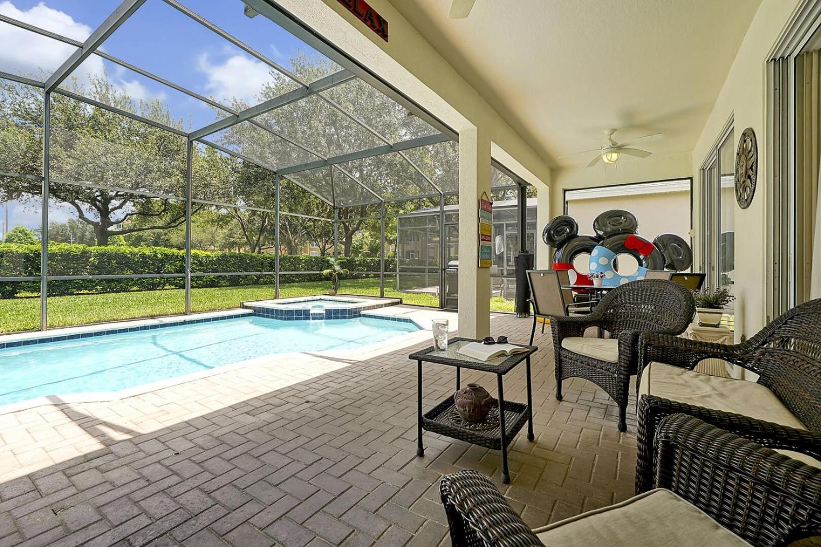 Holiday home 3 Miles To Disney, Water Park, Kids Rooms, Pool Table, Air Hockey, Private Pool And *