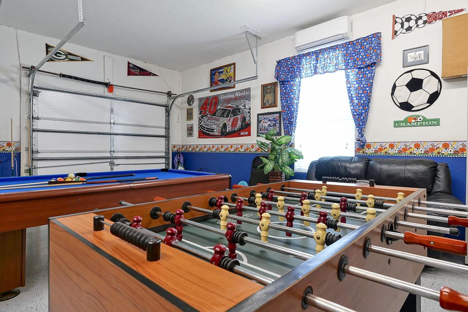 3 Miles To Disney, Water Park, Kids Rooms, Pool Table, Air Hockey, Private Pool And *