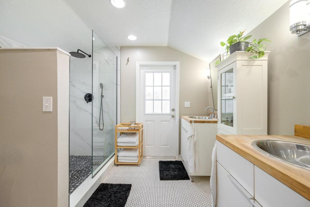 Holiday home Charming 3br Near Dt With King Bed And Fire Pit