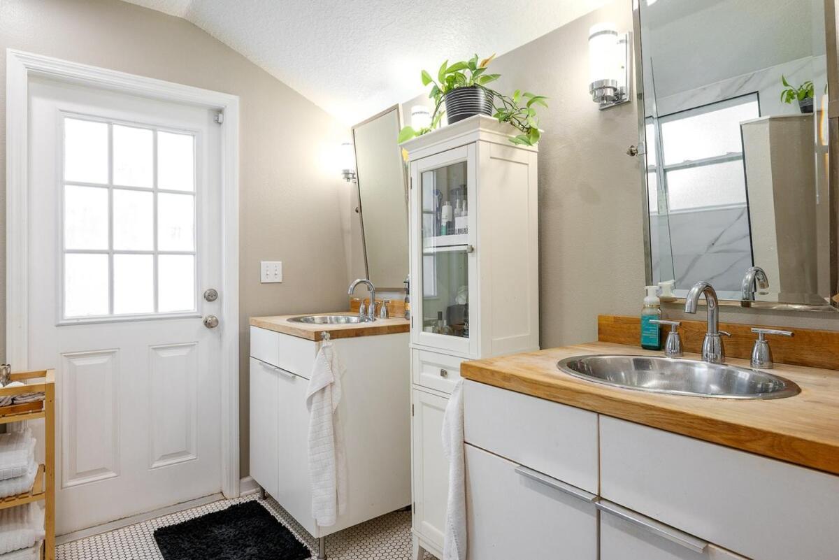 Charming 3br Near Dt With King Bed And Fire Pit
