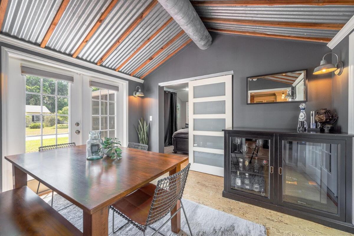 Charming 3br Near Dt With King Bed And Fire Pit