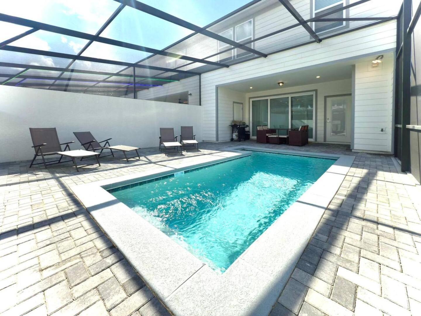 Stunning 5b45b, Heated Pool & Bbq Holiday home