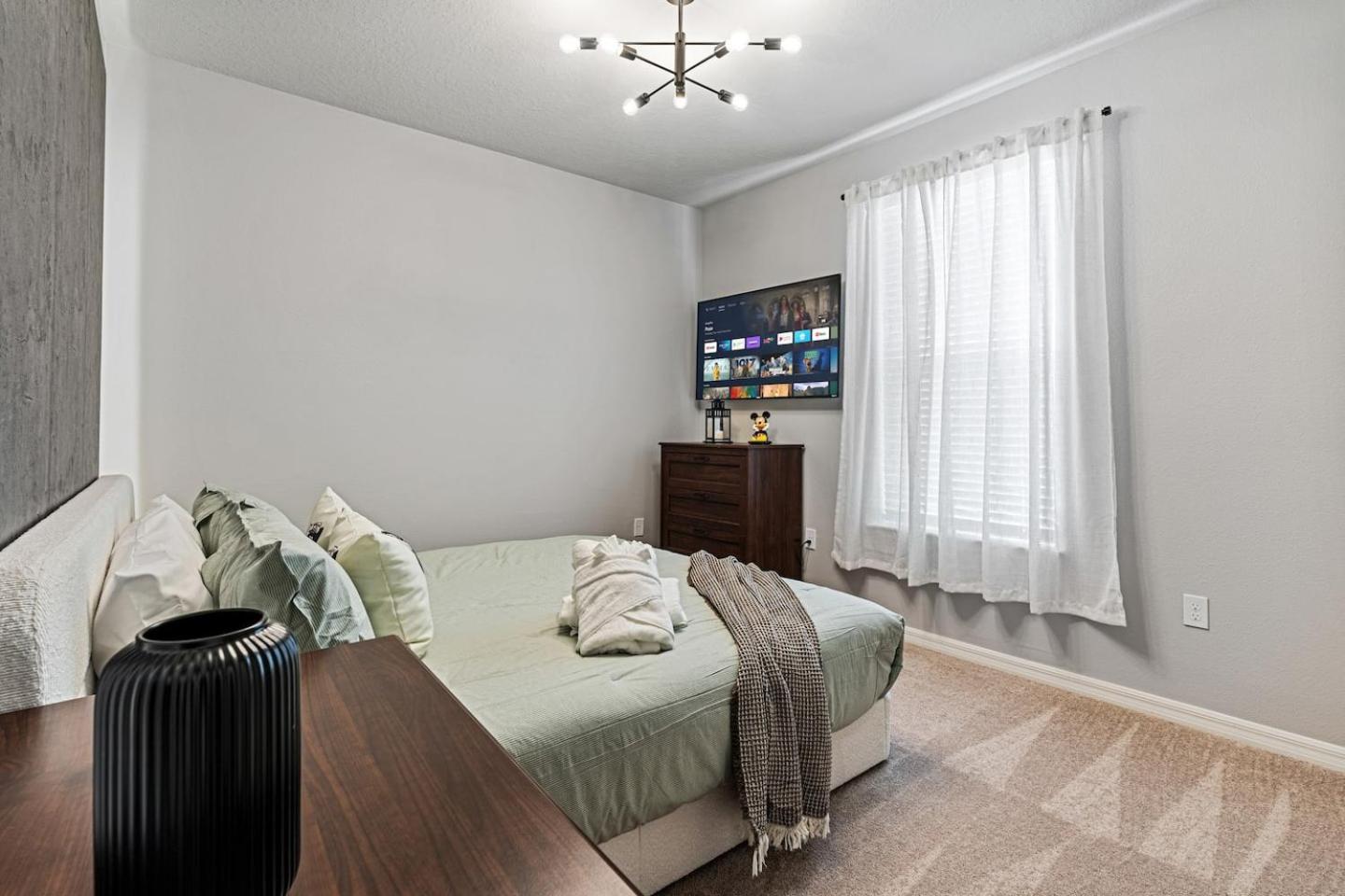 Stunning 5b45b, Heated Pool & Bbq