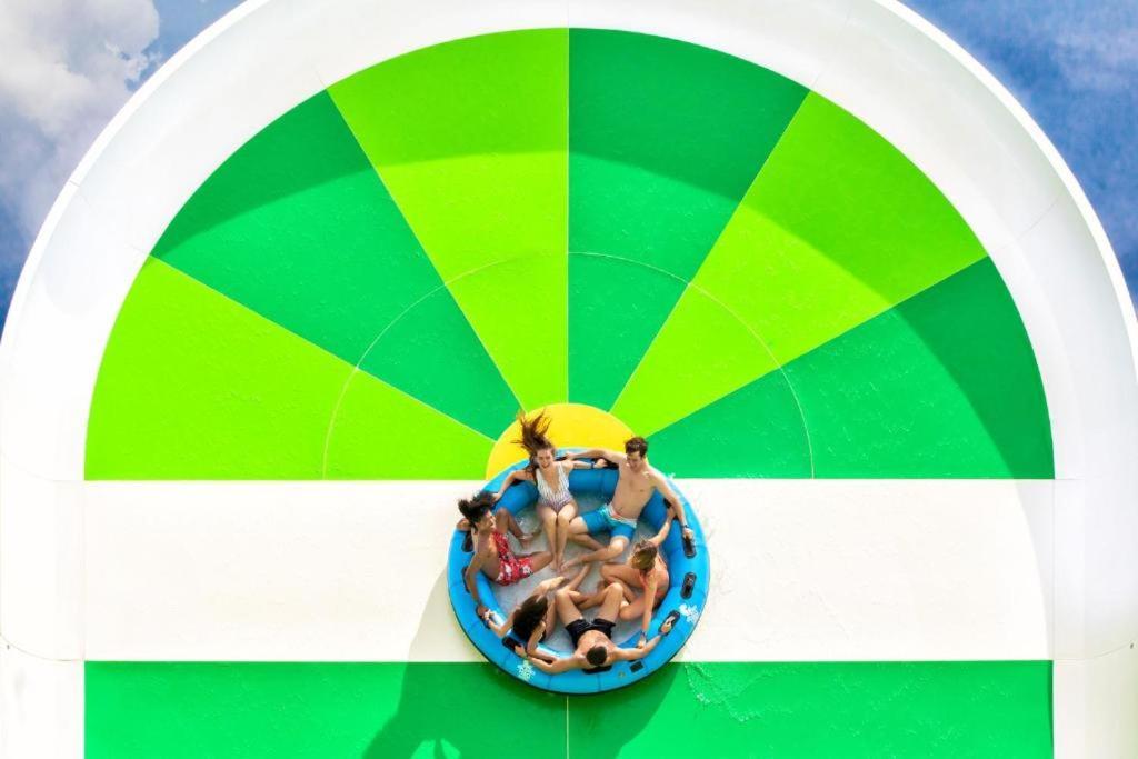 Bright Near With Margaritaville Island H20 Access - 8159cp Villa