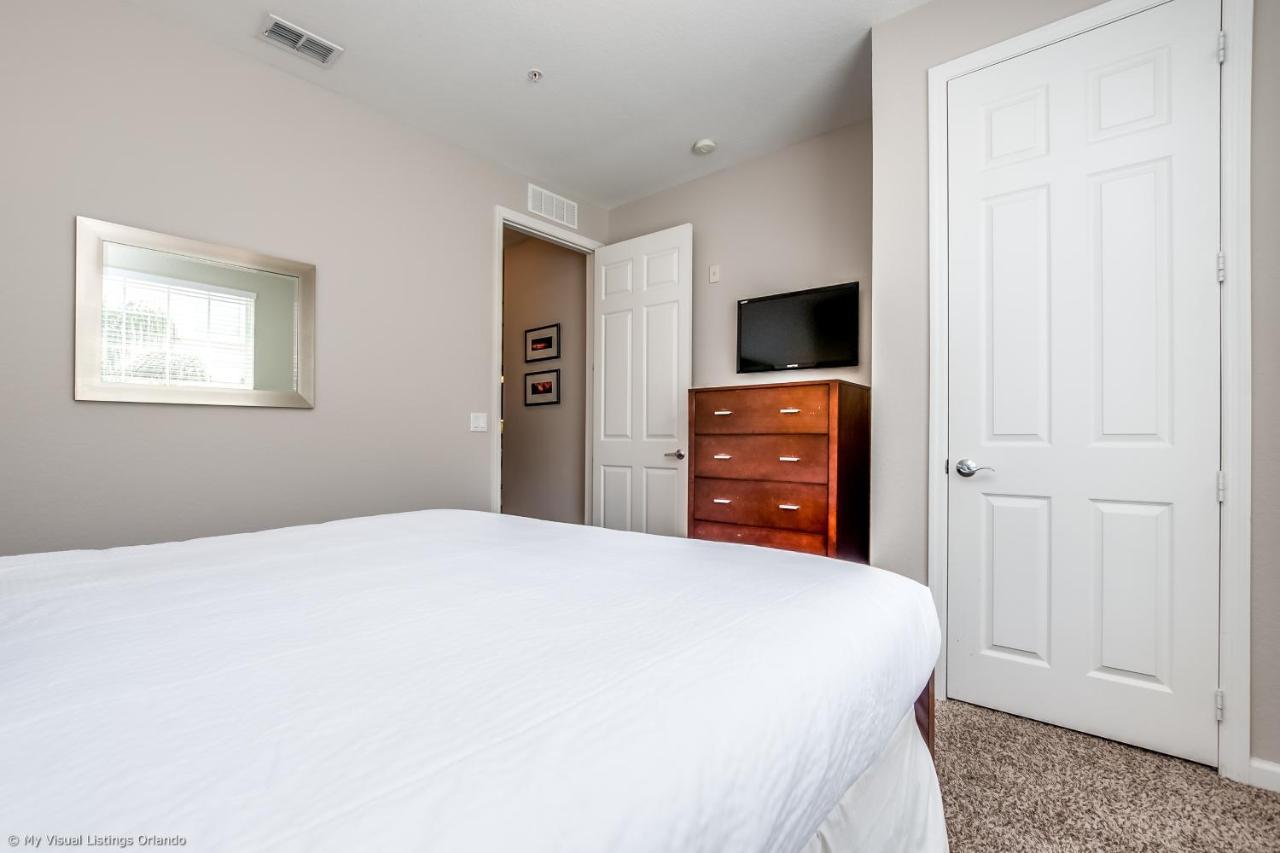 Deluxe Wlakeview, Minutes From Universal Apartment *