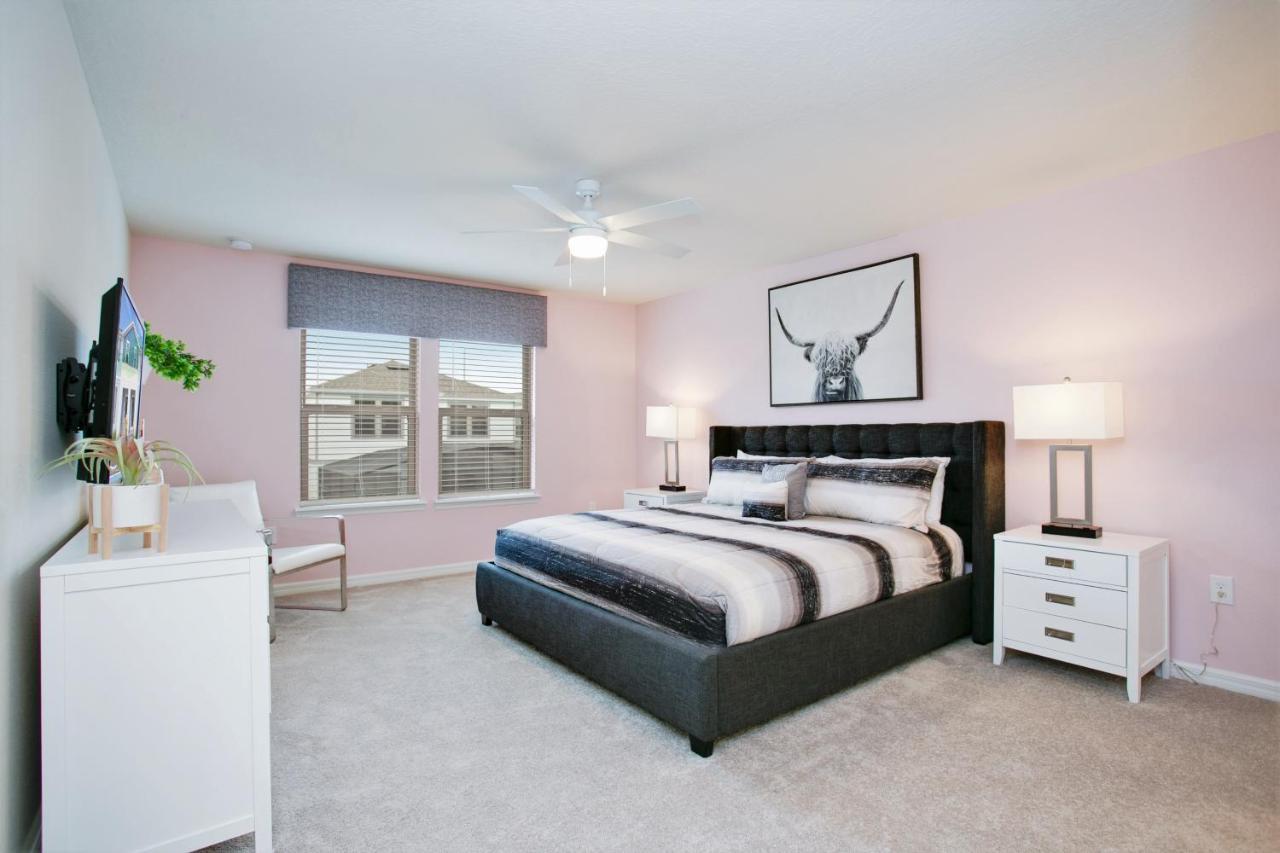 Villa 8923 Sydney Ave